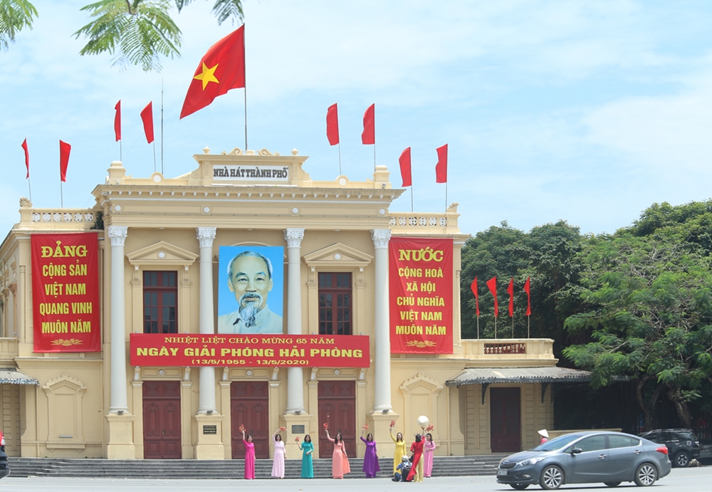 Quảng trường Nhà hát Lớn Hải Phòng nơi tổ chức các sự kiện văn hóa, chính trị, của thành phố.